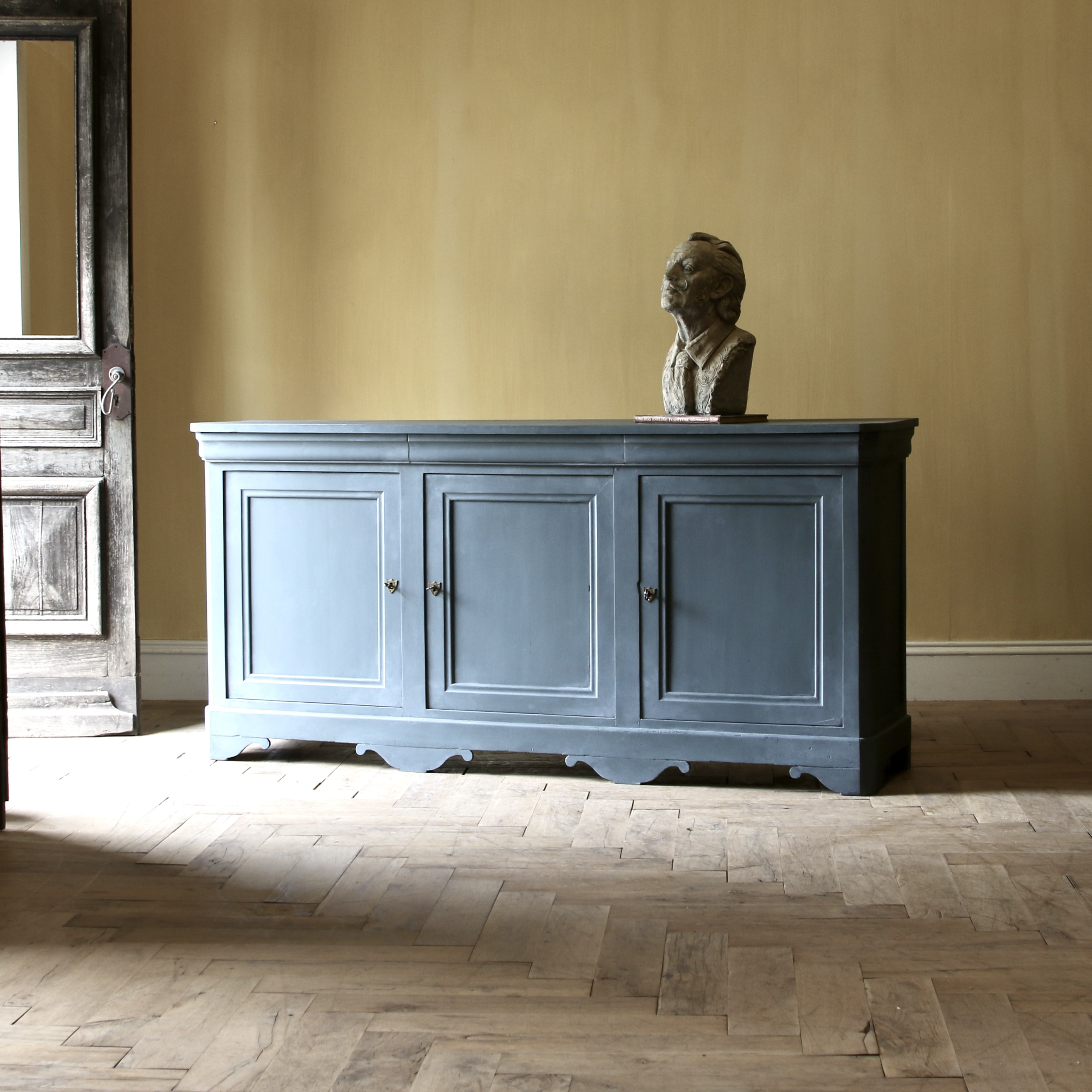 156-05 - Louis Philippe Dresser Base